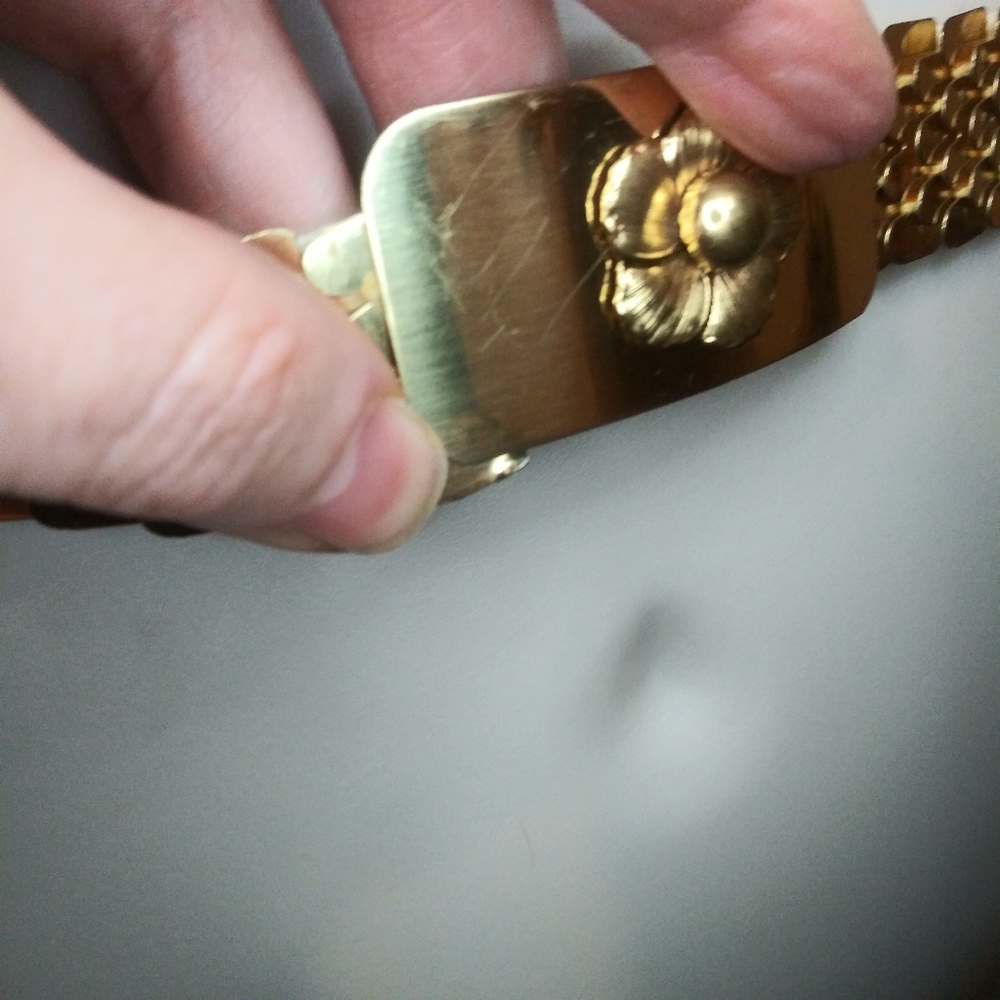 Vintage Gold Metal Stretchy Mermaid Scale Belt With Flower Decorated Buckle - Picture 3 of 10